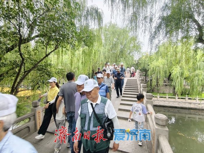 济南护城河游人如织尽显泉城风韵