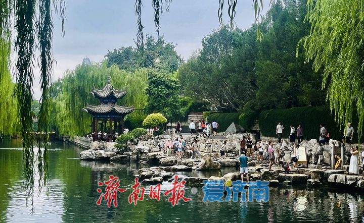 黑虎泉水位飙至29.79米创今夏新高，游客雨中尽享“虎啸”胜景