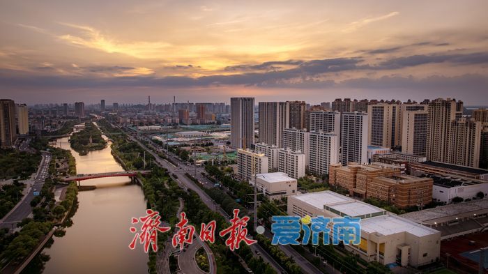 小清河畔，夏日金辉淌晚霞