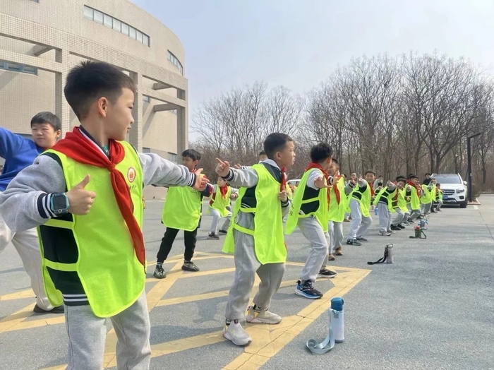 春播药苗，以劳为美！经五路小学开展药苗种植活动