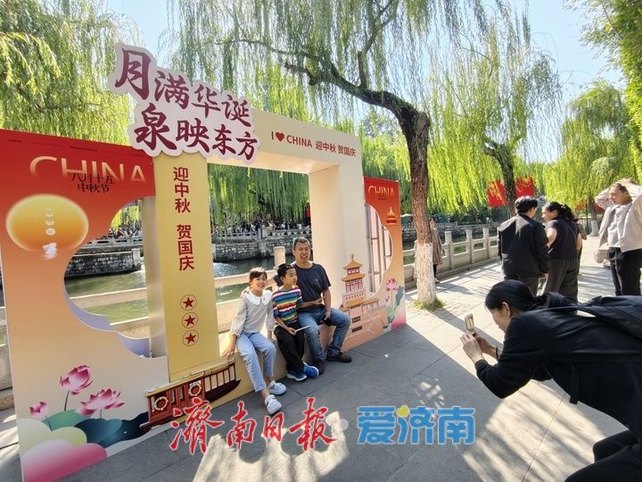 国庆假期第二日，济南护城河畔游人如织
