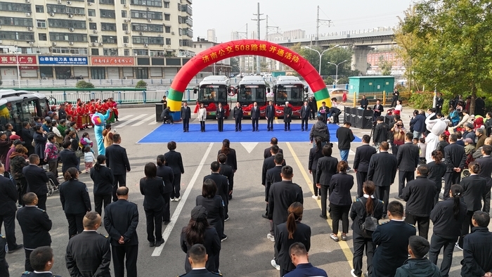 坐着“红墩墩”一路逛遍大观园、老商埠、中山公园、西市场 济南508路小巷公交开通