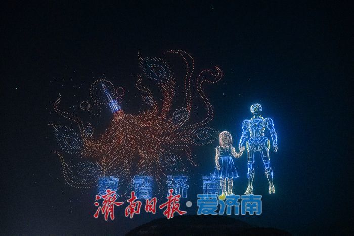 万架无人机点亮泉城夜空 “泉在济南过大年” 无人机秀璀璨上演