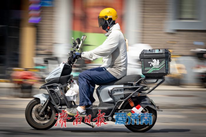 正午十点的民康里：高温炙烤下，步行街里的 “骑手港湾”