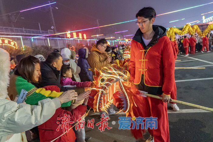 舞龙遇上Coser，烟火气融入文化味：济南环联夜市元宵节“潮”这看