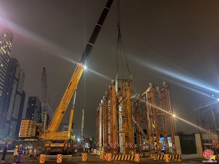 凤凰黄河大桥南延工程四工区首联跨路口连续钢混组合梁正式完工