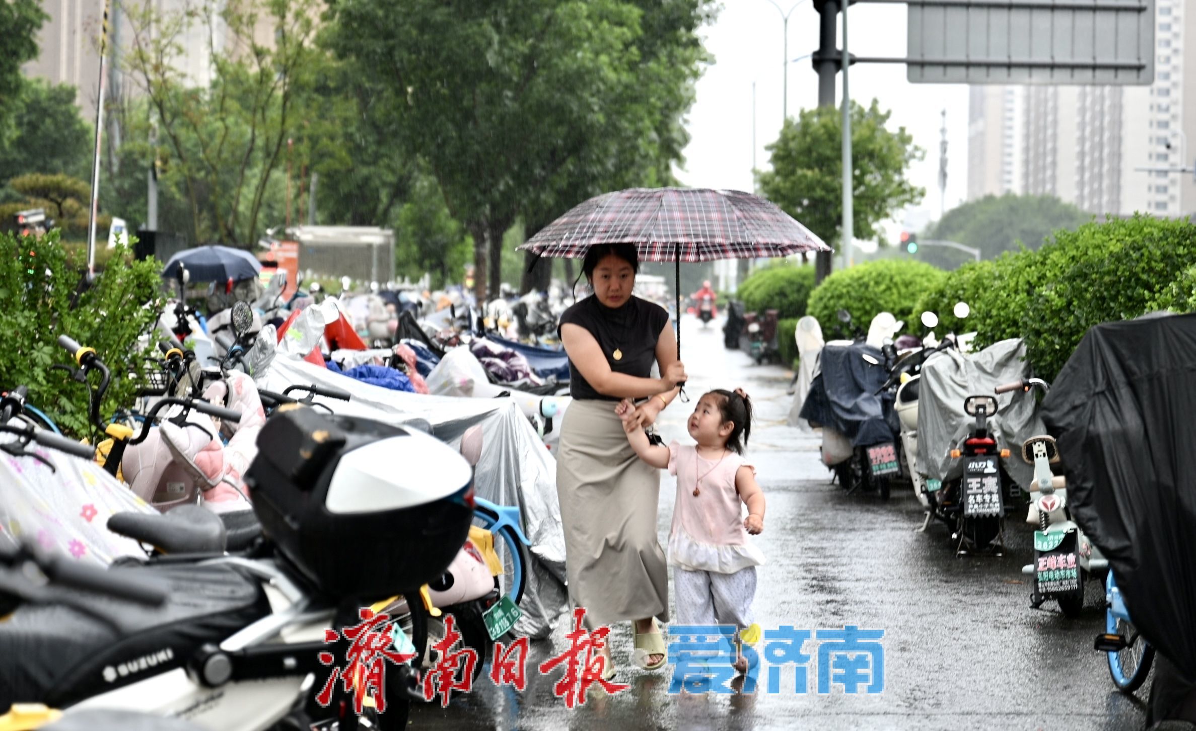 泉城迎明显降雨 市民雨天出行做好防范