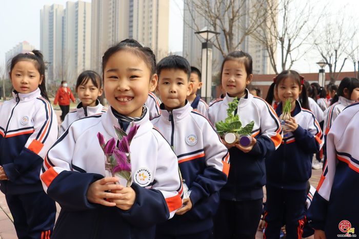 济南市天桥区枫景小学开展植树节活动