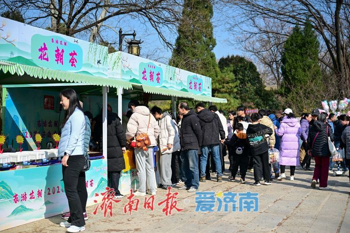 济南百花公园春意盎然，花朝盛会正当时