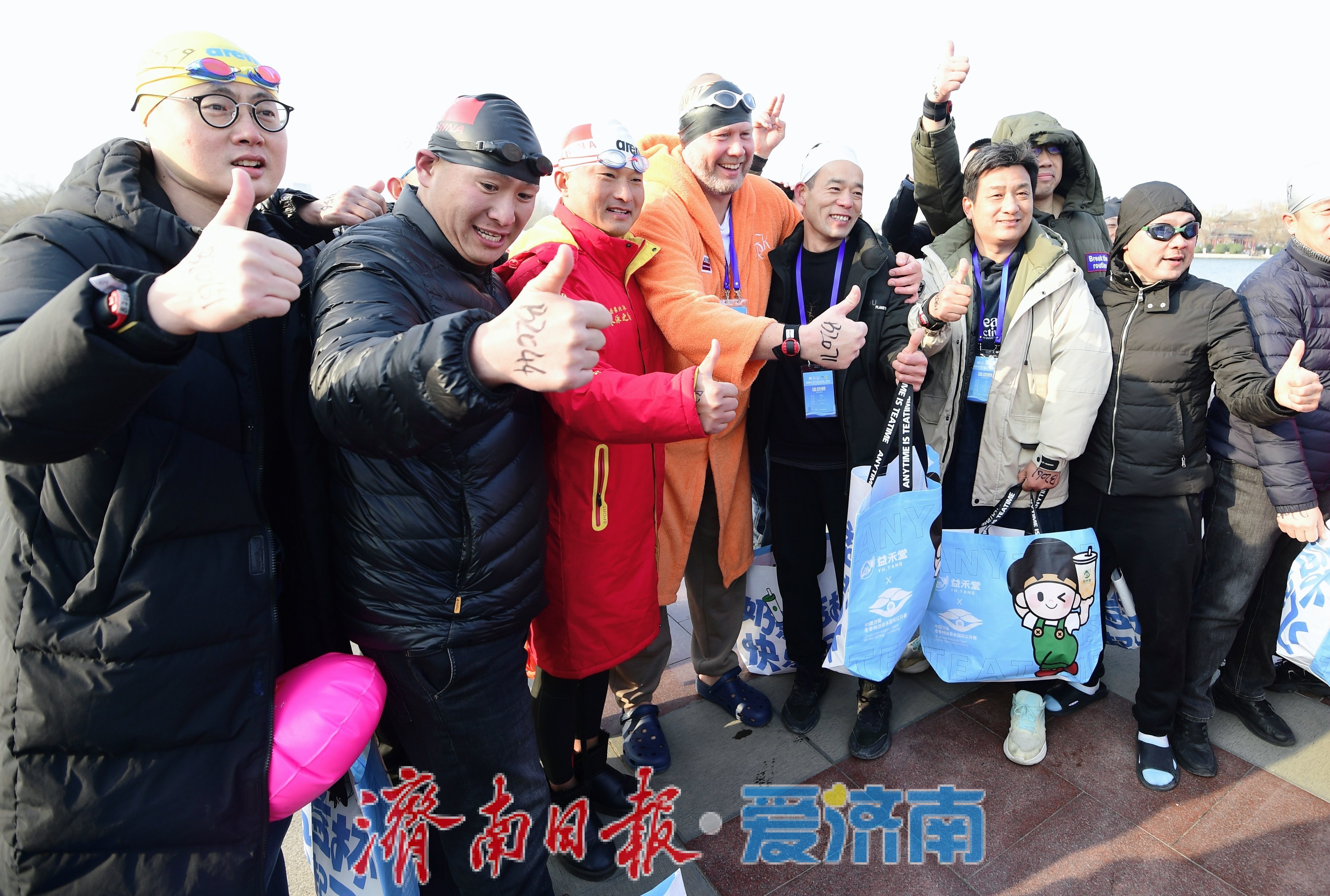 千名冬泳爱好者竞逐大明湖 第十三届中国济南冬季畅游泉水国际公开赛启幕
