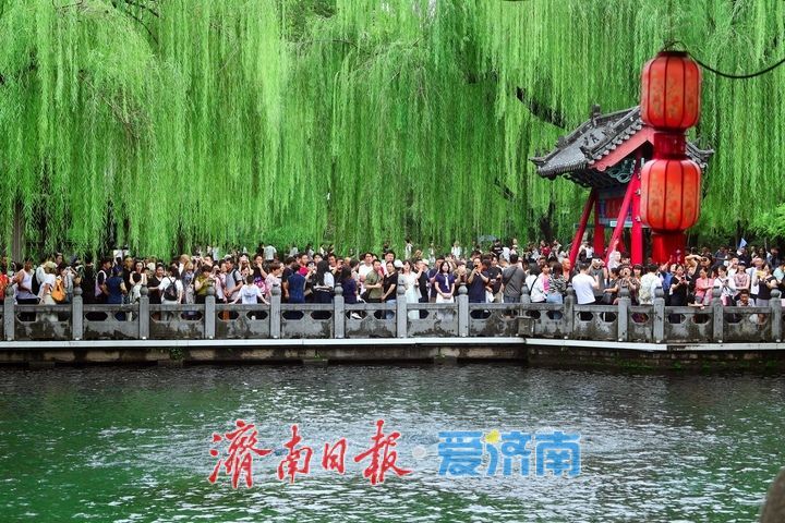 直逼29米！趵突泉持续喷涌22年，泉畔游人如织共赏胜景