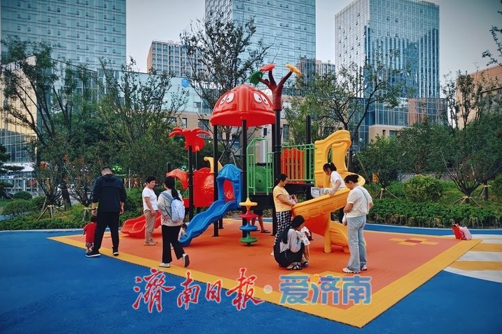 城市公园变身运动乐园 市民欢度惬意周末