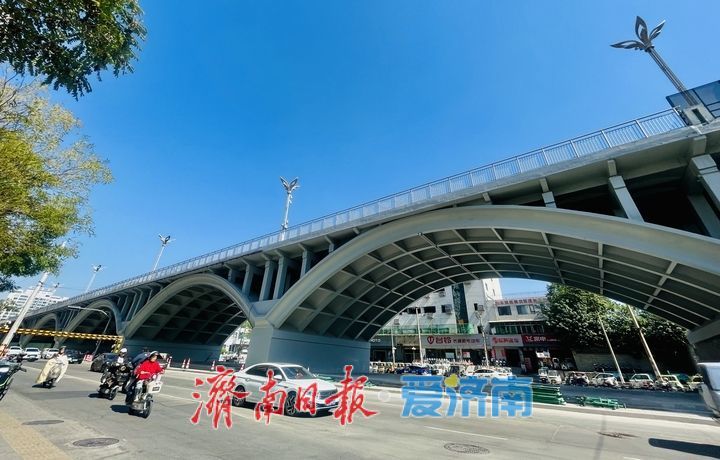 纬二路老天桥桥下收尾，钢骨显露待焕新