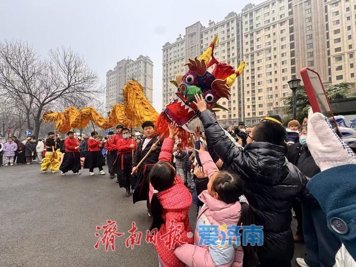 龙腾狮跃闹元宵 社区年味浓情满邻里