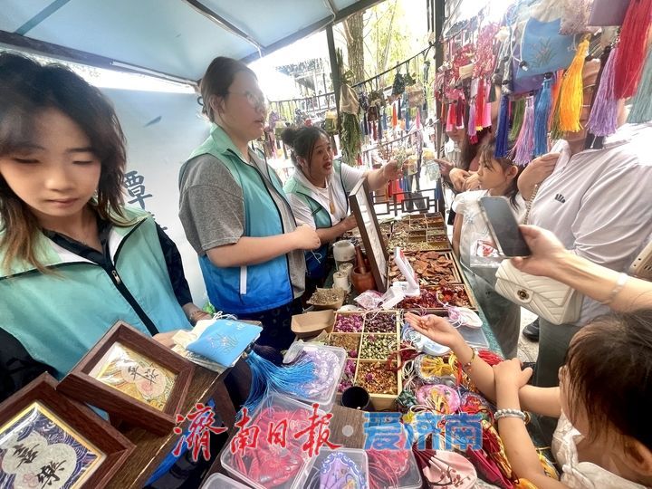 小长假首日 五龙潭公园端午市集热闹非凡