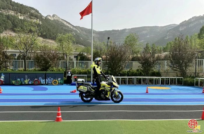 济南交警“花式”宣教进校园 萌娃邂逅“钢铁侠”骑警