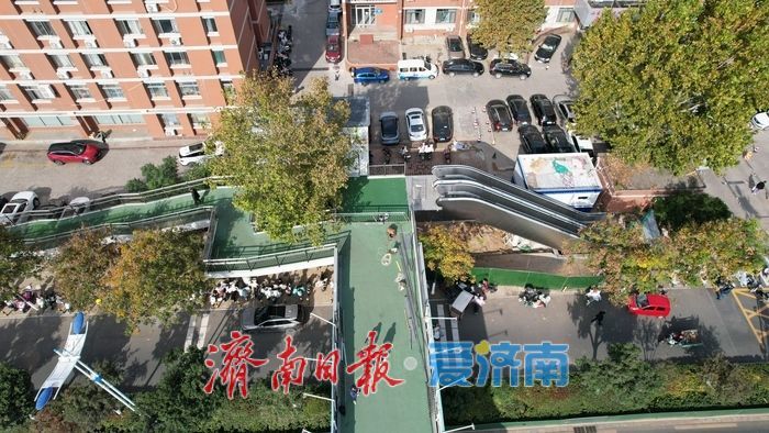 济南经十路全民健身中心东侧过街天桥加装电梯 近期投用