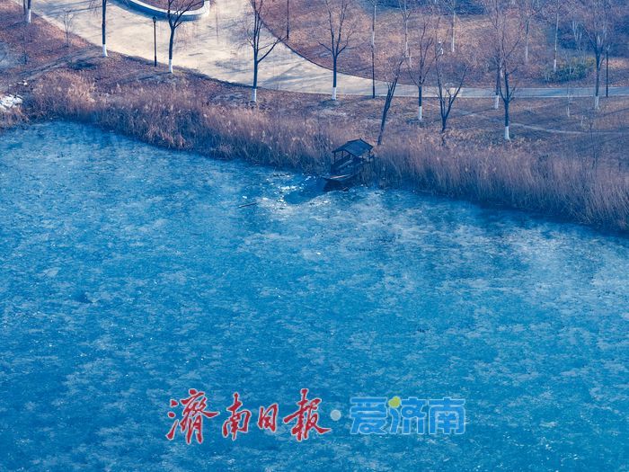 冰凝绘盛景 华山湖冬日冰封如入水墨长卷