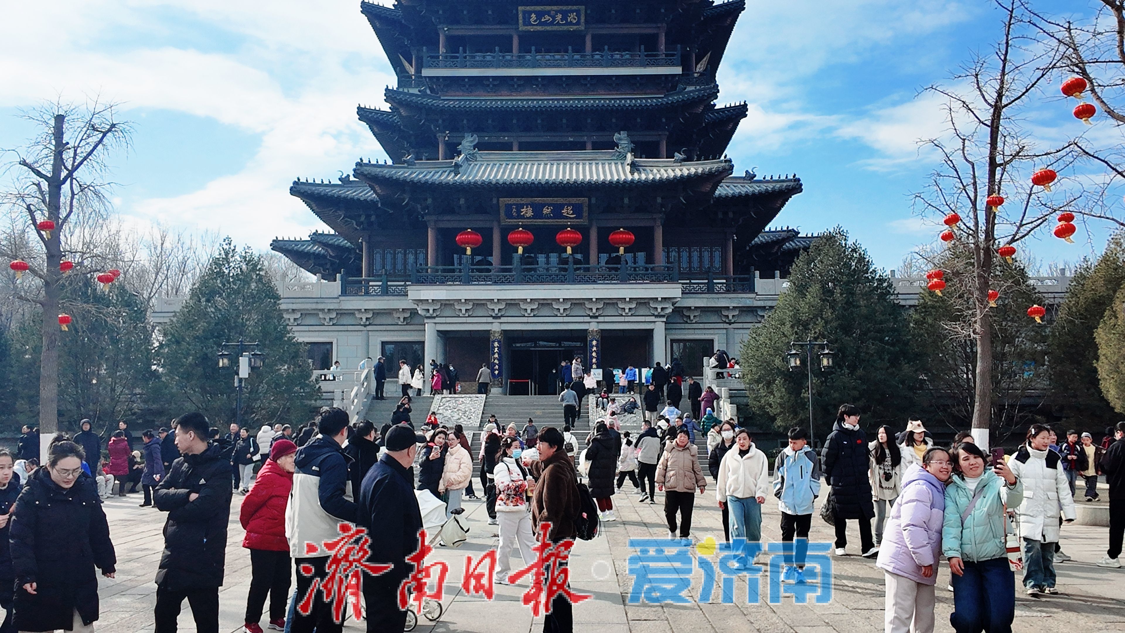 大明湖人流如织，市民游客湖畔“沉浸式”过大年