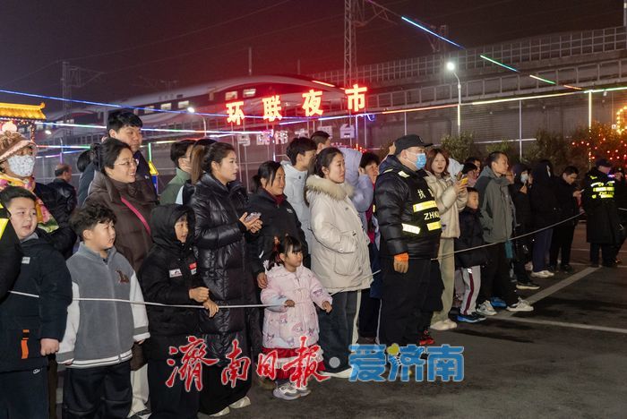 舞龙遇上Coser，烟火气融入文化味：济南环联夜市元宵节“潮”这看