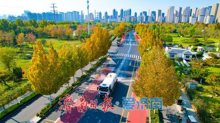 秋日彩叶映通途 一路风光伴出行