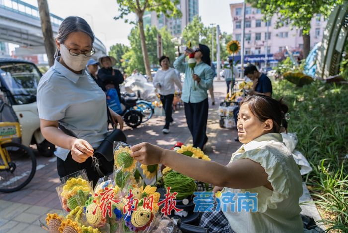 轮椅上织出“向阳花”：一针一线连着生计，也是给考生的独家祝福