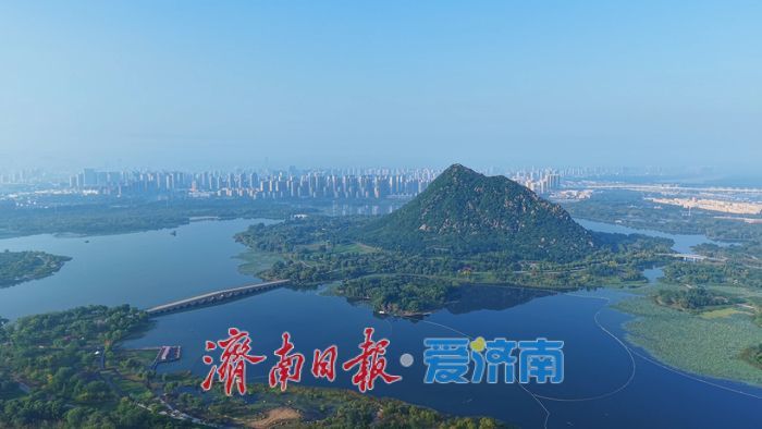 山湖尽染，秋色如画