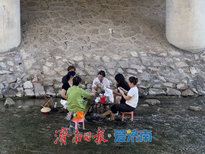 高温周末寻清凉 龙鼎滨水公园成市民戏水好去处
