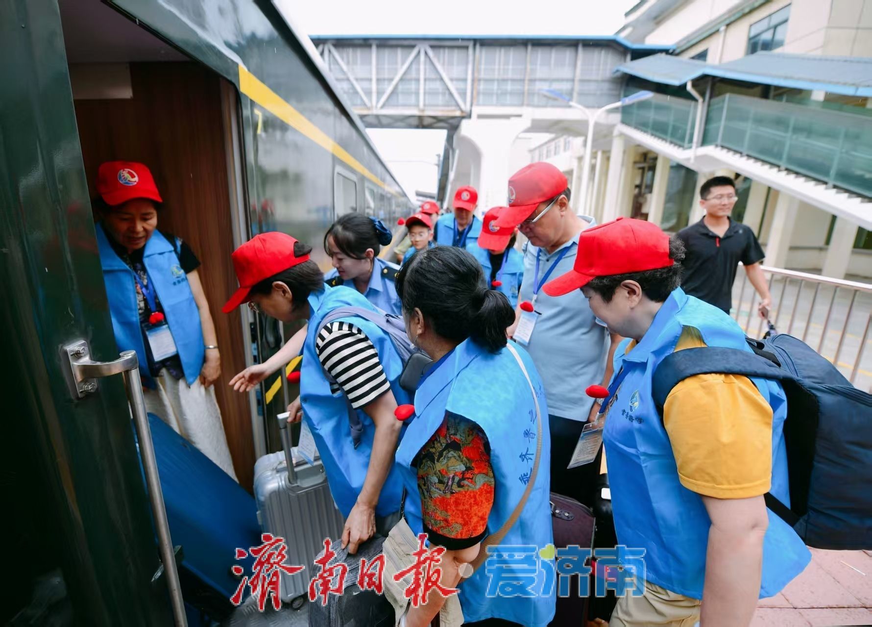 “享老”时代：一趟银发专列背后的万亿经济叙事
