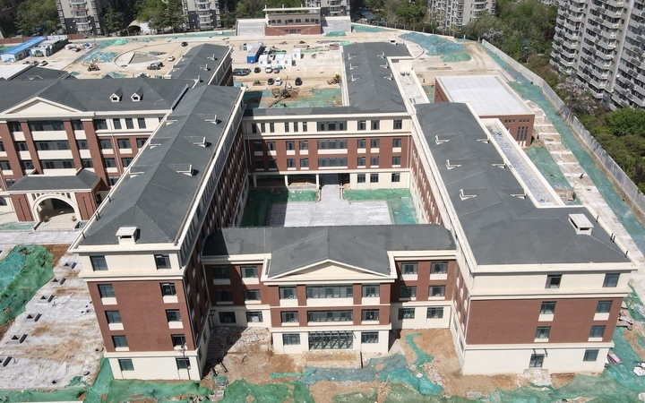 济南浆水泉路九年一贯制学校教学楼主体完工