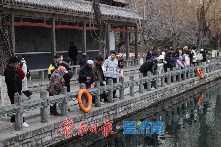 初春五龙潭美景引游人