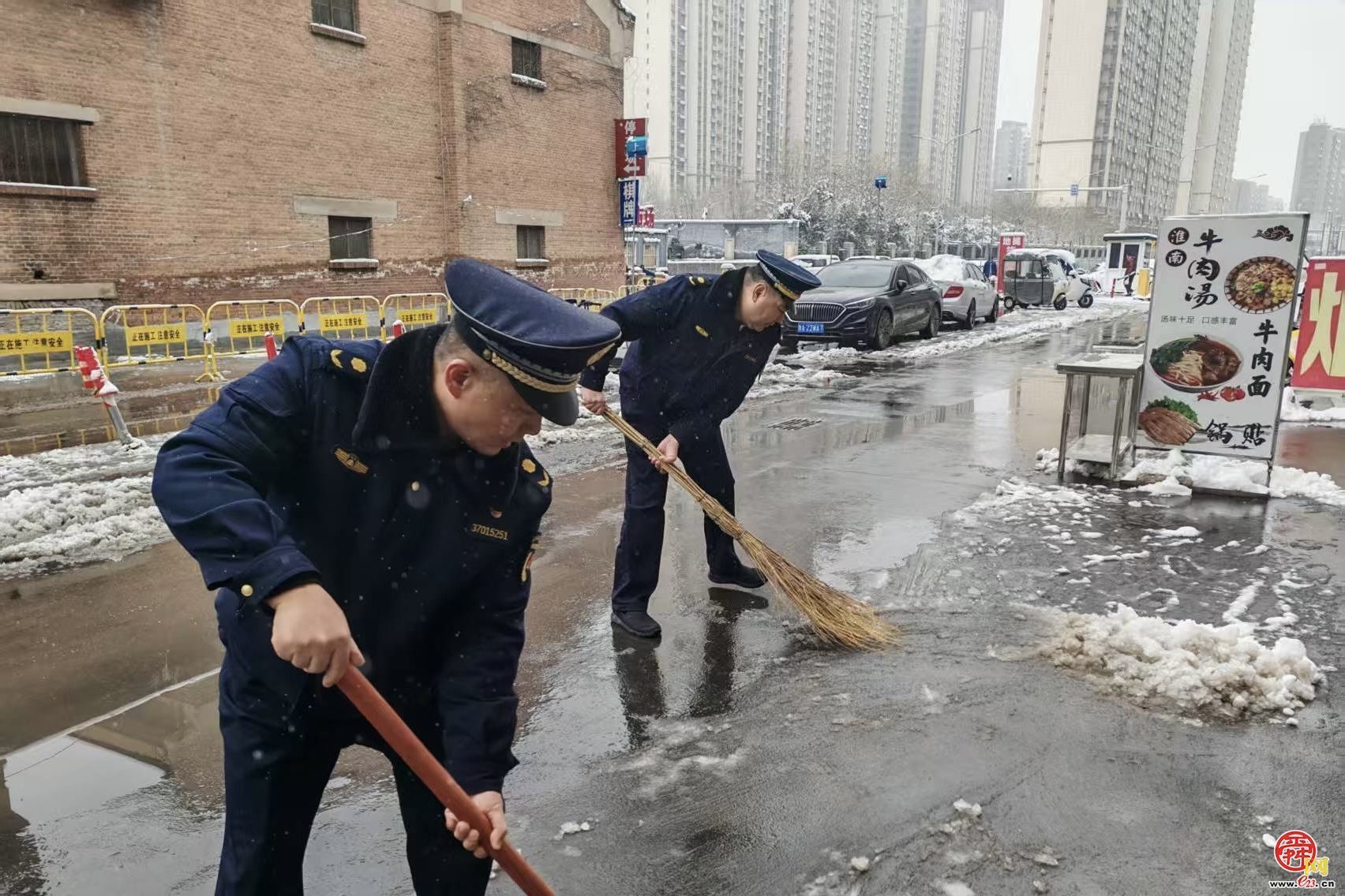 暴雪如至，济南城管人昼夜“雪战”确保全城畅行
