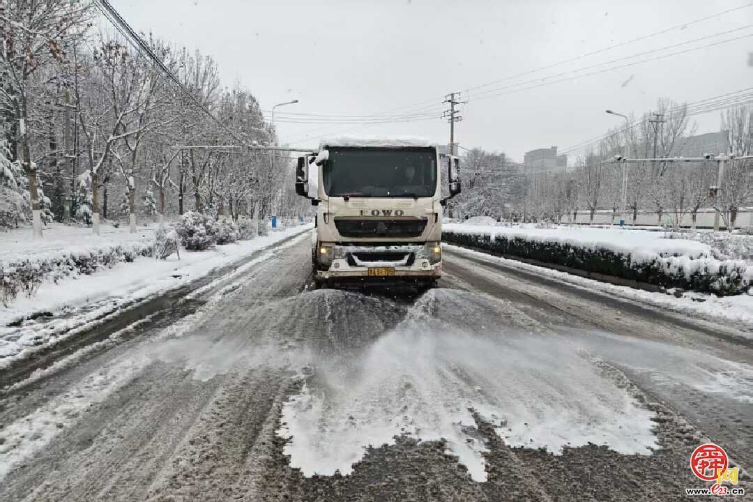 暴雪如至，济南城管人昼夜“雪战”确保全城畅行