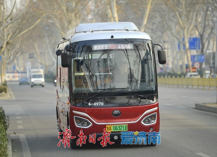 济南新年首条“小巷公交”运行，目前已开通25条线路