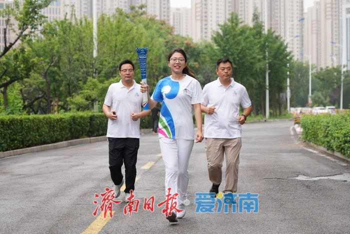“泉”涌白沙“炬”耀科创 2025济南国际泉水节“泉炬”传递活动历城站举行