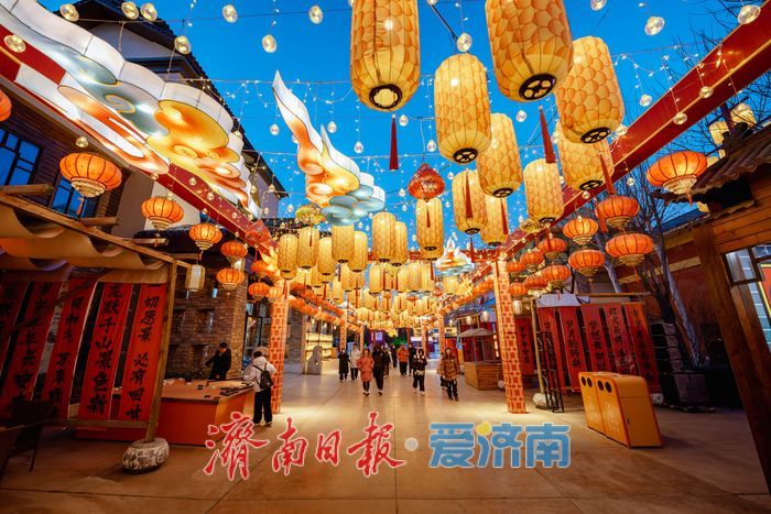 济南方特“新春灯会”启幕 千灯映春开启马年欢乐篇章