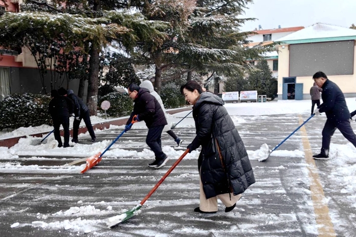 风雪中，济南中学党员干部用行动诠释责任与担当