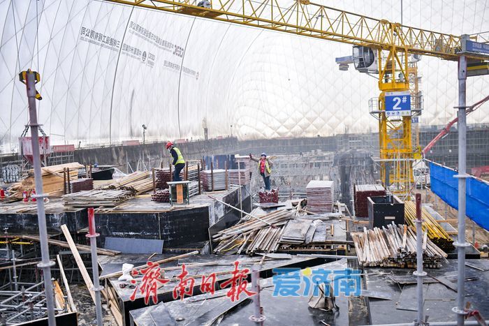 洪楼1905项目基坑气膜内日夜抢工