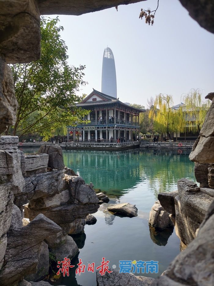 初冬时节，五龙潭公园色彩斑斓景致如画