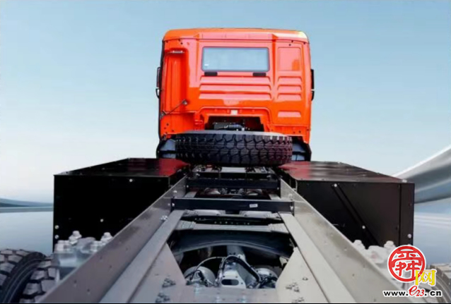 中国重汽汕德卡新能源自卸车——工地“定心丸”，稳住大场面