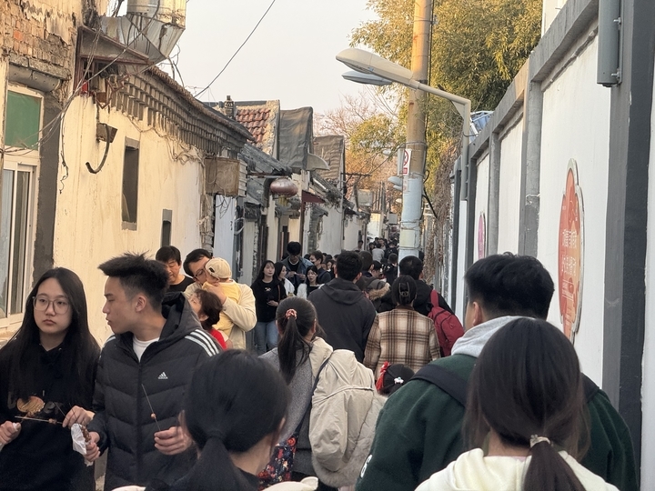 节日里的泉城街头，热闹非凡