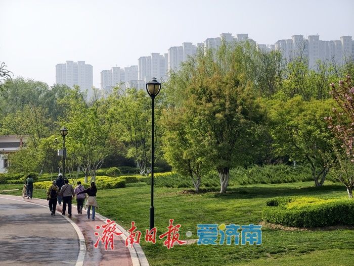 春染华不注，湖光醉游人