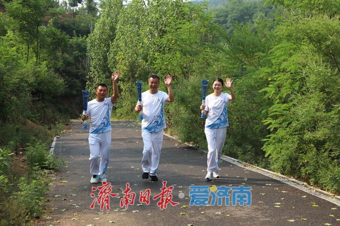 泉炬连山水 清泉润钢城 泉群取水及泉炬传递活动走进钢城区