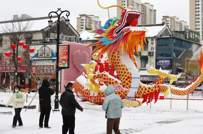 纷扬春雪润泉城 雪打花灯兆丰年
