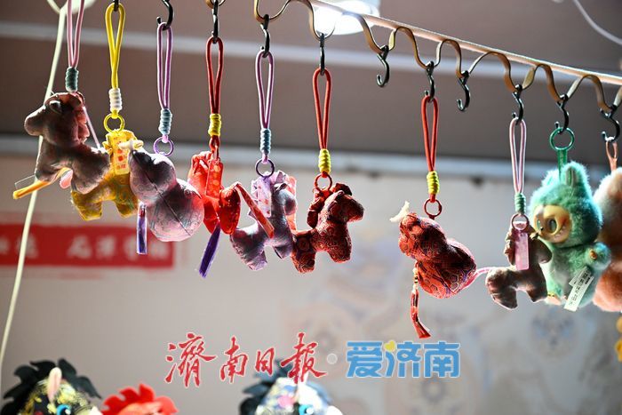 五龙潭新春市集人潮涌动 泉畔年味浓似酒