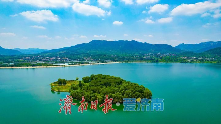 蓝天白云映碧水 卧虎山水库铺展夏日生态画卷
