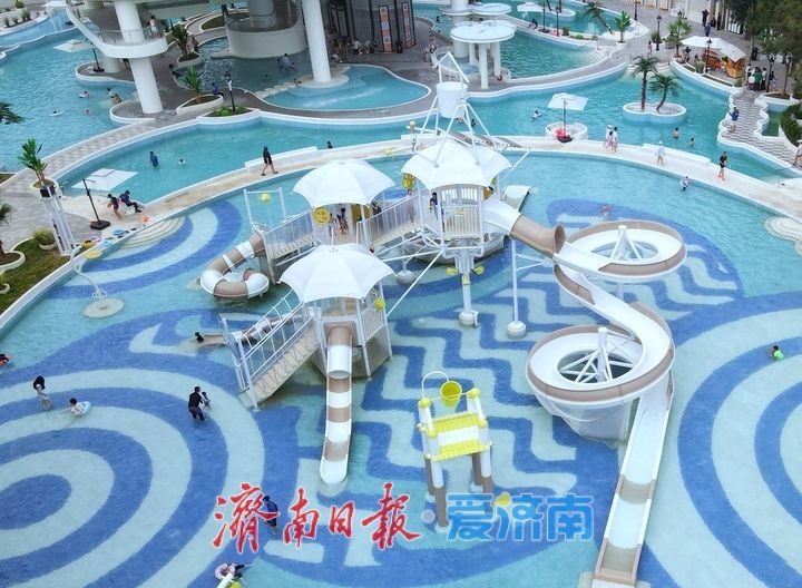 泉城公园“逐浪水世界”开门纳客