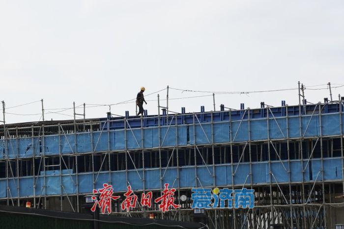 高温酷暑赶建设 建设者化身桥面最美舞者