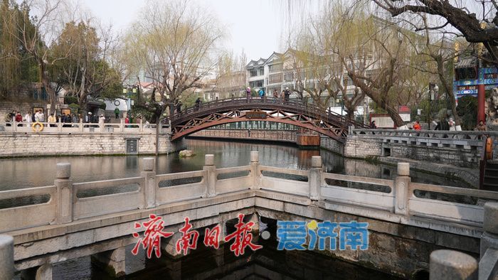 泉畔春光好，市民踏春来