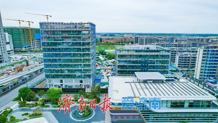 玻璃幕墙加紧施工 王舍人站前商务区商务载体展露新姿